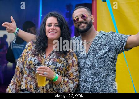 Vicarage Farm, Winchester Hampshire, Großbritannien. September 2021. Mann und Frau posieren für die Kamera und lächeln in der Menge beim Mucky Weekender Festival, Hampshire, Großbritannien Credit: Dawn Fletcher-Park/Alamy Live News Stockfoto