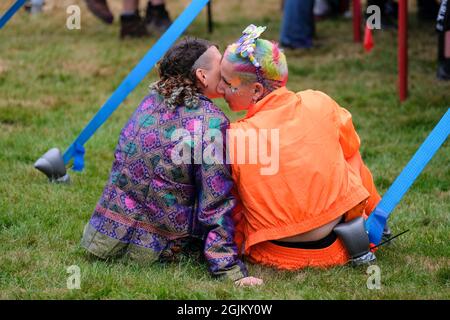 Vicarage Farm, Winchester Hampshire, Großbritannien. September 2021. Rückansicht von zwei Frauen, die beim Mucky Weekender Festival, Hampshire, UK, Musik hören Credit: Dawn Fletcher-Park/Alamy Live News Stockfoto