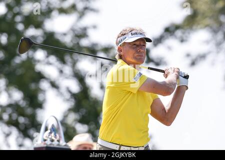 Jennings, USA. September 2021. 10. September 2021: Bernhard langer aus München schaut sich während der ersten Runde des Ascension Charity Classic im Norwood Hills Country Club in Jennings, MO, seinen Abschlag vom ersten Abschlag an Richard Ulreich/CSM Quelle: CAL Sport Media/Alamy Live News Stockfoto