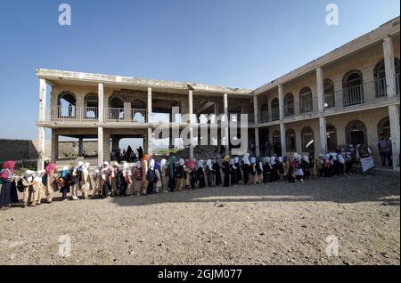 Taiz Jemen - 07. Okt 2020 : jemenitische Kinder studieren in einer Schule, die durch den Krieg in Taiz City, Jemen, zerstört wurde Stockfoto