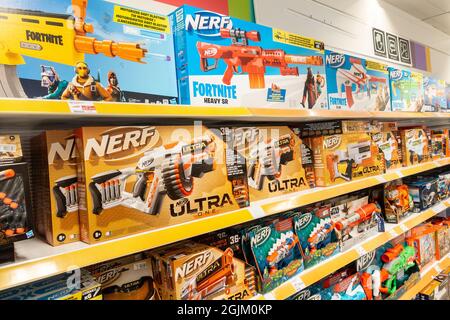 Fortnit Nerv Blasterpistolen für Kinder im Spielwarenladen. Stockfoto