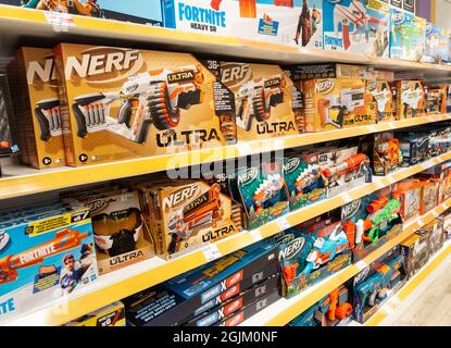 Fortnit Nerv Blasterpistolen für Kinder im Spielwarenladen. Stockfoto