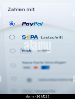 Rottweil, Deutschland. September 2021. Das Logo von PayPal ist auf dem Bildschirm eines Laptops zu sehen. Kredit: Silas Stein/dpa/Alamy Live Nachrichten Stockfoto