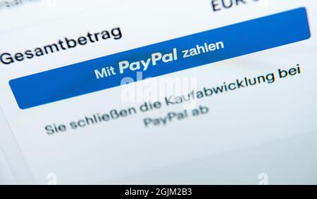 Rottweil, Deutschland. September 2021. Die Worte „mit PayPal bezahlen“ sind auf dem Bildschirm eines Laptops zu sehen. Kredit: Silas Stein/dpa/Alamy Live Nachrichten Stockfoto