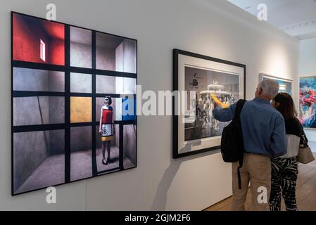 London, Großbritannien. 10. September 2021. (L) '365 Degrees - 28. Oktober' von Eugenio Recuenco am Camera Work Stand bei Photo London, jetzt im sechsten Jahr. Die Show umfasst Ausstellungen von internationalen Ausstellern, Auszeichnungen, professionelle Fotografie-Workshops und Vorträge. Die Veranstaltung läuft bis zum 12. September im Somerset House. Kredit: Stephen Chung / Alamy Live Nachrichten Stockfoto