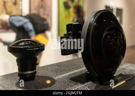 London, Großbritannien. 10. September 2021. (L bis R) Ein Nikon 8mm Fischaugenobjektiv und ein Nikon 6mm Fischaugenobjektiv auf der Photo London im Somerset House. Kredit: Stephen Chung / Alamy Live Nachrichten Stockfoto