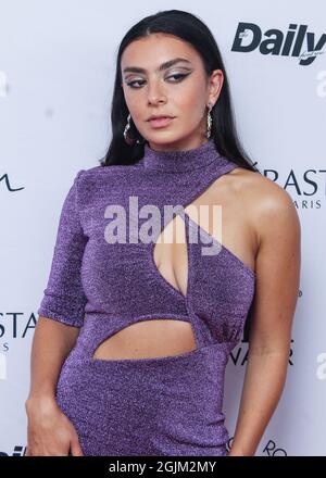 New York City, Usa. September 2021. MANHATTAN, NEW YORK CITY, NEW YORK, USA - 09. SEPTEMBER: Die Sängerin Charli XCX im Stella McCartney-Kleid kommt bei den 8. Jährlichen Fashion Media Awards der Daily Front Row an, die am 9. September 2021 im Rainbow Room des Rockefeller Center in Manhattan, New York City, New York, USA, abgehalten werden. (Foto von Jordan Hinton/Image Press Agency) Quelle: Image Press Agency/Alamy Live News Stockfoto