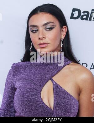 New York City, Usa. September 2021. MANHATTAN, NEW YORK CITY, NEW YORK, USA - 09. SEPTEMBER: Die Sängerin Charli XCX im Stella McCartney-Kleid kommt bei den 8. Jährlichen Fashion Media Awards der Daily Front Row an, die am 9. September 2021 im Rainbow Room des Rockefeller Center in Manhattan, New York City, New York, USA, abgehalten werden. (Foto von Jordan Hinton/Image Press Agency) Quelle: Image Press Agency/Alamy Live News Stockfoto