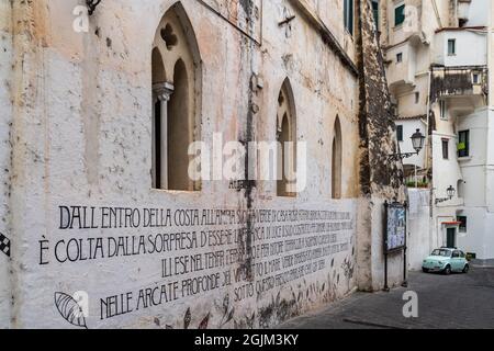 ATRAN, ITALIEN - 22. Aug 2021: Die poetischen Verse auf einem historischen Gebäude von Atrani, Amalfiküste, Italien Stockfoto