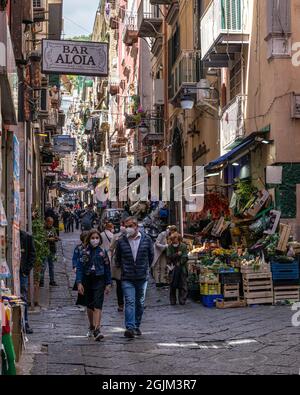 NAPL, ITALIEN - 22. Aug 2021: Eine belebte Straße von Quartieri Spagnoli im historischen Zentrum von Neapel, Italien Stockfoto