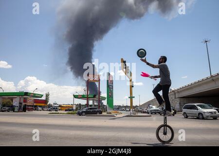Polizei, Feuerwehrleute und Nationalgarde nehmen an Bränden in Ciudad Juarez Chihuahua Mexico Teil, einer Grenzstadt an der Grenze zu El Paso Texas, USA Stockfoto