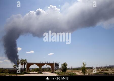Polizei, Feuerwehrleute und Nationalgarde nehmen an Bränden in Ciudad Juarez Chihuahua Mexico Teil, einer Grenzstadt an der Grenze zu El Paso Texas, USA Stockfoto