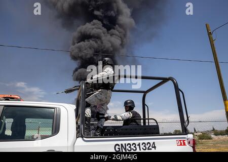 Polizei, Feuerwehrleute und Nationalgarde nehmen an Bränden in Ciudad Juarez Chihuahua Mexico Teil, einer Grenzstadt an der Grenze zu El Paso Texas, USA Stockfoto