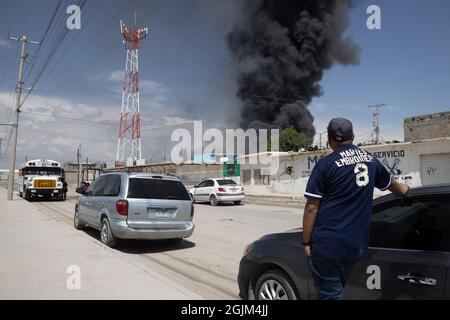 Polizei, Feuerwehrleute und Nationalgarde nehmen an Bränden in Ciudad Juarez Chihuahua Mexico Teil, einer Grenzstadt an der Grenze zu El Paso Texas, USA Stockfoto