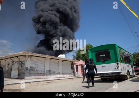 Polizei, Feuerwehrleute und Nationalgarde nehmen an Bränden in Ciudad Juarez Chihuahua Mexico Teil, einer Grenzstadt an der Grenze zu El Paso Texas, USA Stockfoto