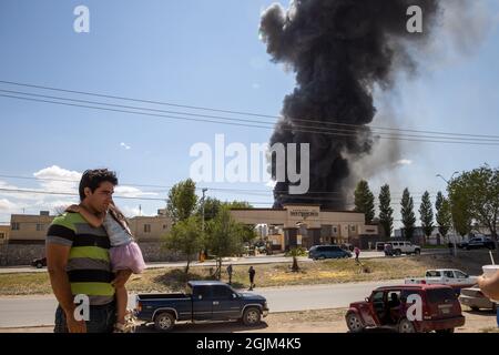 Polizei, Feuerwehrleute und Nationalgarde nehmen an Bränden in Ciudad Juarez Chihuahua Mexico Teil, einer Grenzstadt an der Grenze zu El Paso Texas, USA Stockfoto