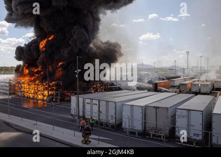 Polizei, Feuerwehrleute und Nationalgarde nehmen an Bränden in Ciudad Juarez Chihuahua Mexico Teil, einer Grenzstadt an der Grenze zu El Paso Texas, USA Stockfoto