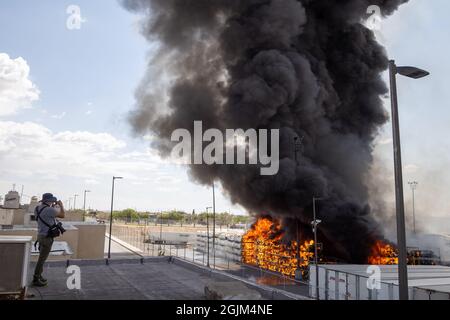 Polizei, Feuerwehrleute und Nationalgarde nehmen an Bränden in Ciudad Juarez Chihuahua Mexico Teil, einer Grenzstadt an der Grenze zu El Paso Texas, USA Stockfoto