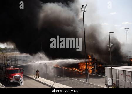 Polizei, Feuerwehrleute und Nationalgarde nehmen an Bränden in Ciudad Juarez Chihuahua Mexico Teil, einer Grenzstadt an der Grenze zu El Paso Texas, USA Stockfoto
