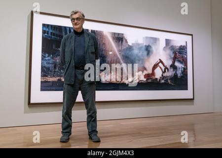 London, Großbritannien. September 2021. Wim Wenders, der für den Oscar nominierte deutsche Filmemacher, besucht eine Vorschau seiner neuen Ausstellung im IWM London, Wim Wenders - Photographing Ground Zero. 20 Jahre seit den Terroranschlägen von 9/11 auf die Vereinigten Staaten untersucht die Ausstellung das komplexe Erbe von 9/11 bis 20 Jahren. Kredit: Guy Corbishley/Alamy Live Nachrichten Stockfoto