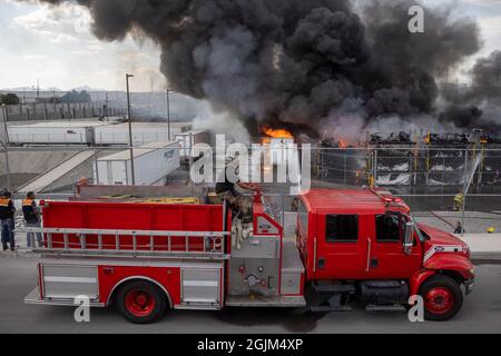 Polizei, Feuerwehrleute und Nationalgarde nehmen an Bränden in Ciudad Juarez Chihuahua Mexico Teil, einer Grenzstadt an der Grenze zu El Paso Texas, USA Stockfoto