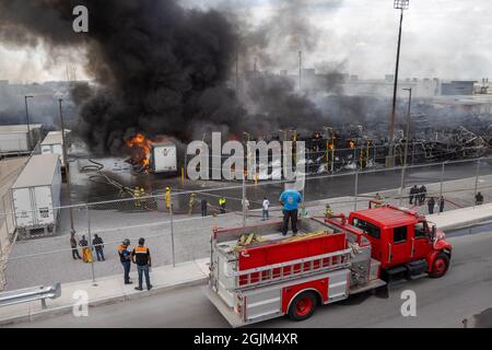 Polizei, Feuerwehrleute und Nationalgarde nehmen an Bränden in Ciudad Juarez Chihuahua Mexico Teil, einer Grenzstadt an der Grenze zu El Paso Texas, USA Stockfoto
