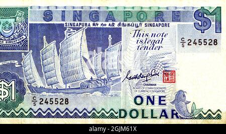 Im Vergleich zu 1 eine Singapur-Dollar-Banknote in der vom Rat der Währungskommissare ausgegebenen $1-Jahres-1987-Währung ist Sha Chuan (traditionelles Chinesisch) zu sehen Stockfoto