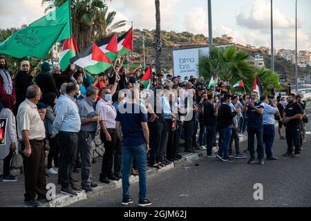 Palästina. September 2021. Arabisch-israelische Demonstranten schwenkten palästinensische Flaggen und Löffel, die diese Woche zur Flucht der sechs palästinensischen Gefangenen aus dem Gilboa Gefängnis verwendet wurden. Der Protest in Umm al-Fahm verurteilte heute die nach dem Gefängnisbruch von den israelischen Gefängnisdiensten ergriffenen Strafmaßnahmen und die Maßnahmen gegen gewalttätige Verhöre. Nach einigen Statistiken wurde einer von fünf Palästinensern zu Lebzeiten in israelischen Gefängnissen inhaftiert. Umm al-Fahm, Israel, am 11. September 2021. (Foto von Matan Golan/Alamy Live News) Quelle: Matan Golan/Alamy Live News Stockfoto