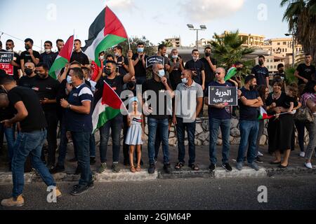 Palästina. September 2021. Arabisch-israelische Demonstranten schwenkten palästinensische Flaggen und Löffel, die diese Woche zur Flucht der sechs palästinensischen Gefangenen aus dem Gilboa Gefängnis verwendet wurden. Der Protest in Umm al-Fahm verurteilte heute die nach dem Gefängnisbruch von den israelischen Gefängnisdiensten ergriffenen Strafmaßnahmen und die Maßnahmen gegen gewalttätige Verhöre. Nach einigen Statistiken wurde einer von fünf Palästinensern zu Lebzeiten in israelischen Gefängnissen inhaftiert. Umm al-Fahm, Israel, am 11. September 2021. (Foto von Matan Golan/Alamy Live News) Quelle: Matan Golan/Alamy Live News Stockfoto