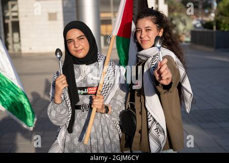 Palästina. September 2021. Arabisch-israelische Demonstranten schwenkten palästinensische Flaggen und Löffel, die diese Woche zur Flucht der sechs palästinensischen Gefangenen aus dem Gilboa Gefängnis verwendet wurden. Der Protest in Umm al-Fahm verurteilte heute die nach dem Gefängnisbruch von den israelischen Gefängnisdiensten ergriffenen Strafmaßnahmen und die Maßnahmen gegen gewalttätige Verhöre. Nach einigen Statistiken wurde einer von fünf Palästinensern zu Lebzeiten in israelischen Gefängnissen inhaftiert. Umm al-Fahm, Israel, am 11. September 2021. (Foto von Matan Golan/Alamy Live News) Quelle: Matan Golan/Alamy Live News Stockfoto