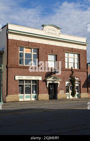 Monroe, WA, USA - 08. September 2021; Old City Hall in Monroe im Westen von Washington State steht an der East Main Street Stockfoto