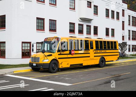 Skykomish, WA, USA - 08. September 2021; Ein von Thomas gebauter gelber Schulbus parkte vor der Stadtschule in den Cascade Mountains Stockfoto