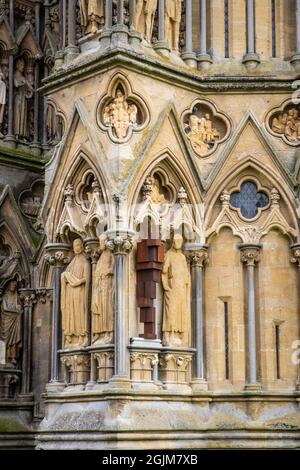 Neue Antony Gormley-Skulptur vor der Wells Cathedral, Somerset Stockfoto