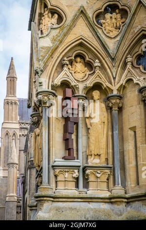 Neue Antony Gormley-Skulptur vor der Wells Cathedral, Somerset Stockfoto