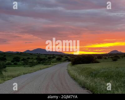 Feuer Sonnenuntergang über Straße und Landschaft in Sonoita, Arizona Stockfoto