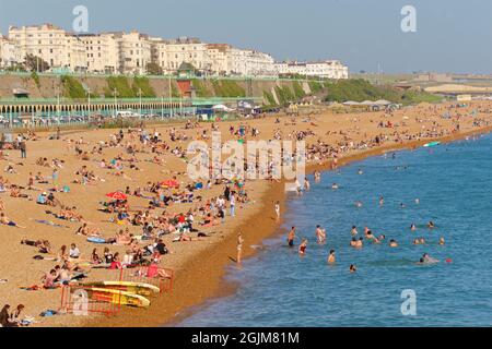 Überfüllter Strand in Kemptown, Brighton. Östlich des Brighton Palace Pier. Sommerferien. Sussex, England, Großbritannien Stockfoto