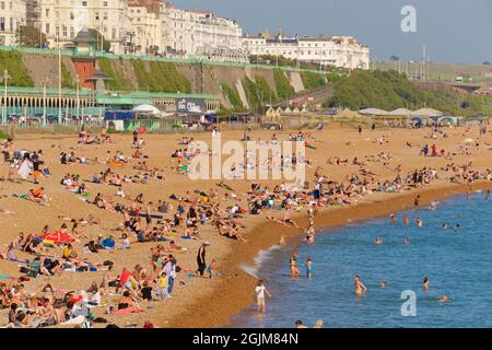 Überfüllter Strand in Kemptown, Brighton. Östlich des Brighton Palace Pier. Sommerferien. Sussex, England, Großbritannien Stockfoto