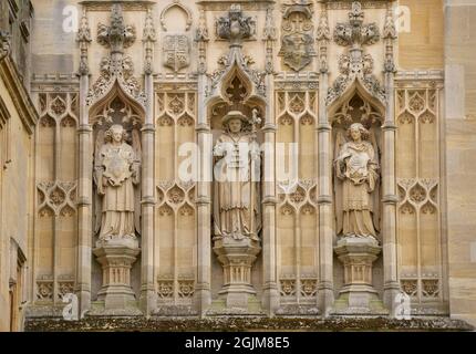 Steinschnitzerei von Thomas Wolsey, flankiert von Engeln an der Wand über dem Eingang von Dining Hall, Tom Quad, Christ Church College, University of Oxford, Oxford, Engand, Großbritannien Stockfoto