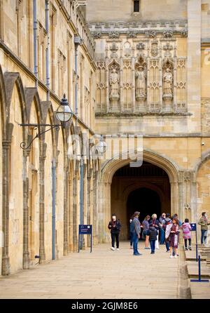 Steinschnitzerei von Thomas Wolsey, flankiert von Engeln an der Wand über dem Eingang von Dining Hall, Tom Quad, Christ Church College, University of Oxford, Oxford, Engand, Großbritannien Stockfoto