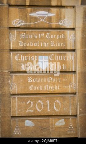 Kreideeinsirtion an den Wänden eines Christ Church College Quad, das den Sieg im Rudern feiert. Christchurch Boat Club HERREN 1. TORPID KOPF DES FLUSSES. University of Oxford, Oxford, England, Großbritannien Stockfoto