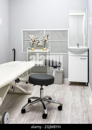 Schönheitssalon, sauberes, modernes Zimmer mit Massageliege im Spa oder Wellness-Center. Im hellen Büro für Kosmetologie. Konzept des kosmetischen Service, sh Stockfoto