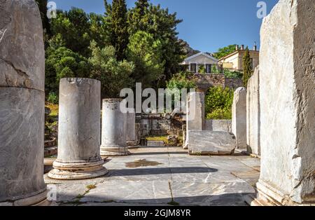 Antike griechische Ruinen in der römischen Agora, Athen, Griechenland, Europa. Es ist Touristenattraktion von Athen. Überreste des hellenistischen Tempels im Plaka-Bezirk in Ath Stockfoto