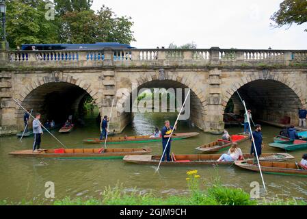 Besucher von Oxford in Punts auf dem Fluss Cherwell. Vom Gelände des Magdalen College, University of Oxford, England, Großbritannien Stockfoto