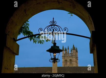 Magdalen Tower phortographiert aus einem Torbogen des Neubaus, Magdalen College, University of Oxford, Oxford, England, VEREINIGTES KÖNIGREICH Stockfoto