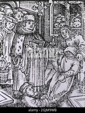Beerdigung für Pestopfer von Renward Cysat, 1545-1614. Eine religiöse Figur liest aus einem Text, als ein Pestopfer in ein Grab gesenkt wird Stockfoto