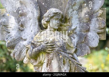 Eine offene Engelsstatue mit Flügeln auf einem Grab auf dem Friedhof von Arnos Ve, Bristol, Großbritannien 02-09-2021. Stockfoto