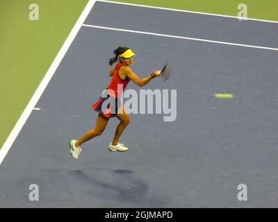 Queens, USA. September 2021. (SPO) Raducanu tropft Sakkari, um bei den USTA US Open Tennis Championships 2021 den Grand Slam Finals der Frauen zu erreichen. 9. September 2021, Flushing, Queens, NY, USA: In einer bitteren und feindseligen Offensive auf den USTA-Tennisplätzen hat eine aggressive Emma Raducanu die griechische Maria Sakkari aus der Konkurrenz 6-1, 6-4 geschreckt und Raducanu damit für eine historische, bevorstehende „Herausforderung der Teenageralter“ aufgestachelt, Jetzt für die Endrunde der diesjährigen US Open Women's Tennis Championship. (Bild: © Julia Mineeva/TheNEWS2 via ZUMA Press Wire) Bild: ZUM Stockfoto