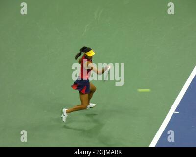 Queens, USA. September 2021. (SPO) Raducanu tropft Sakkari, um bei den USTA US Open Tennis Championships 2021 den Grand Slam Finals der Frauen zu erreichen. 9. September 2021, Flushing, Queens, NY, USA: In einer bitteren und feindseligen Offensive auf den USTA-Tennisplätzen hat eine aggressive Emma Raducanu die griechische Maria Sakkari aus der Konkurrenz 6-1, 6-4 geschreckt und Raducanu damit für eine historische, bevorstehende „Herausforderung der Teenageralter“ aufgestachelt, Jetzt für die Endrunde der diesjährigen US Open Women's Tennis Championship. (Bild: © Julia Mineeva/TheNEWS2 via ZUMA Press Wire) Bild: ZUM Stockfoto
