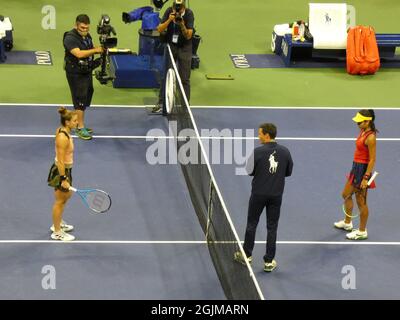 Queens, USA. September 2021. (SPO) Raducanu tropft Sakkari, um bei den USTA US Open Tennis Championships 2021 den Grand Slam Finals der Frauen zu erreichen. 9. September 2021, Flushing, Queens, NY, USA: In einer bitteren und feindseligen Offensive auf den USTA-Tennisplätzen hat eine aggressive Emma Raducanu die griechische Maria Sakkari aus der Konkurrenz 6-1, 6-4 geschreckt und Raducanu damit für eine historische, bevorstehende „Herausforderung der Teenageralter“ aufgestachelt, Jetzt für die Endrunde der diesjährigen US Open Women's Tennis Championship. (Bild: © Julia Mineeva/TheNEWS2 via ZUMA Press Wire) Bild: ZUM Stockfoto