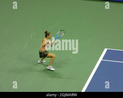 Queens, USA. September 2021. (SPO) Raducanu tropft Sakkari, um bei den USTA US Open Tennis Championships 2021 den Grand Slam Finals der Frauen zu erreichen. 9. September 2021, Flushing, Queens, NY, USA: In einer bitteren und feindseligen Offensive auf den USTA-Tennisplätzen hat eine aggressive Emma Raducanu die griechische Maria Sakkari aus der Konkurrenz 6-1, 6-4 geschreckt und Raducanu damit für eine historische, bevorstehende „Herausforderung der Teenageralter“ aufgestachelt, Jetzt für die Endrunde der diesjährigen US Open Women's Tennis Championship. (Bild: © Julia Mineeva/TheNEWS2 via ZUMA Press Wire) Bild: ZUM Stockfoto